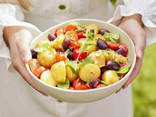 Aardappelsalade met kappertjes, kerstomaten en citroen-basilicumdressing