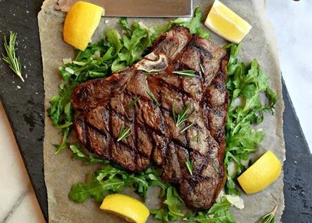 Toscaanse T-Bone steak met rucola en citroen