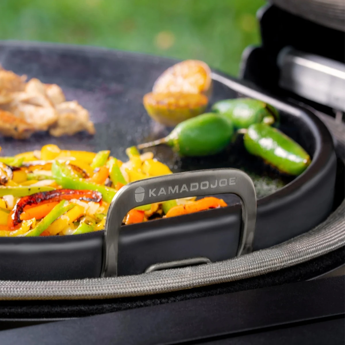 Kamado Joe ® - Karbon steel Classic Griddle - Sfeerbeeld 3, Kamado Joe®, BBQkopen