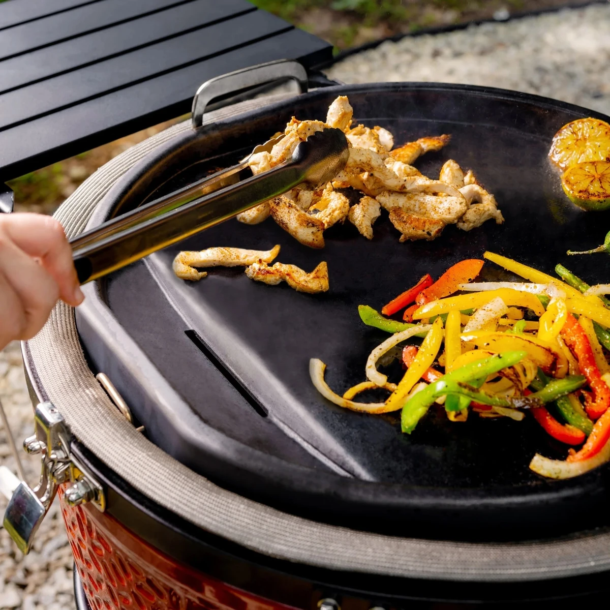 Kamado Joe ® - Karbon steel Classic Griddle - Sfeerbeeld 5, Kamado Joe®, BBQkopen