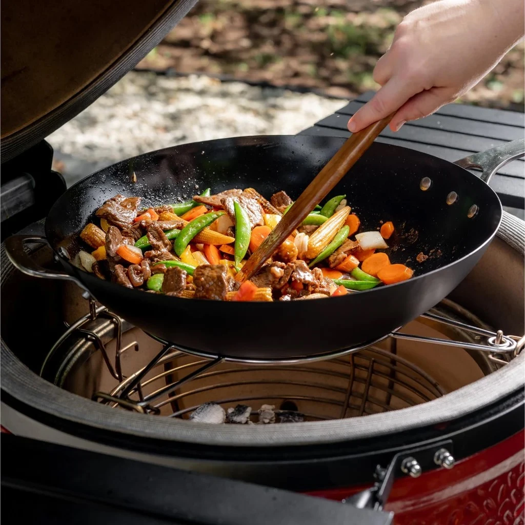 Kamado Joe ® - Karbon steel wok - Sfeerbeeld, Kamado Joe®, Tuincentrum Outlet