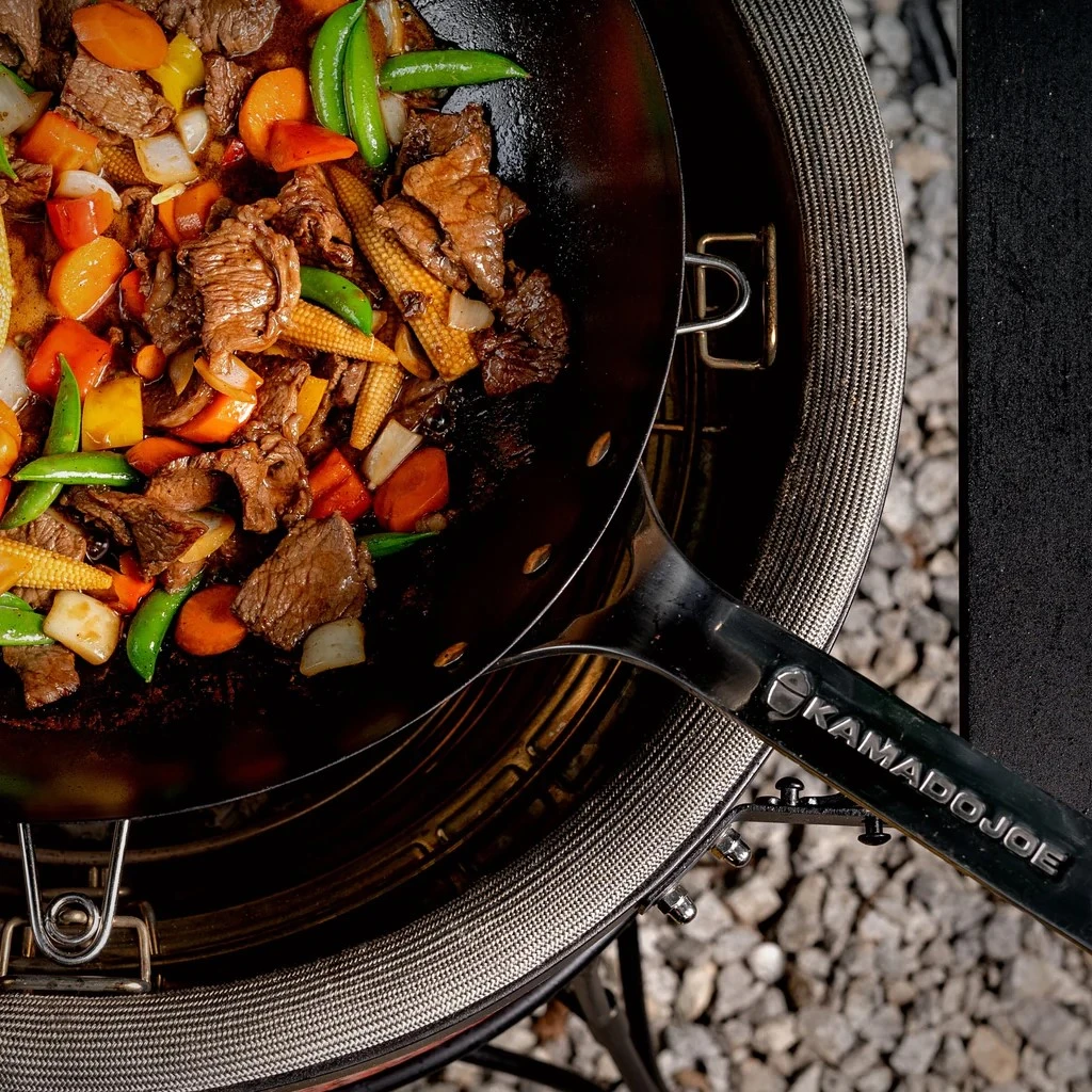 Kamado Joe ® - Karbon steel wok - Sfeerbeeld 2, Kamado Joe®, Tuincentrum Outlet