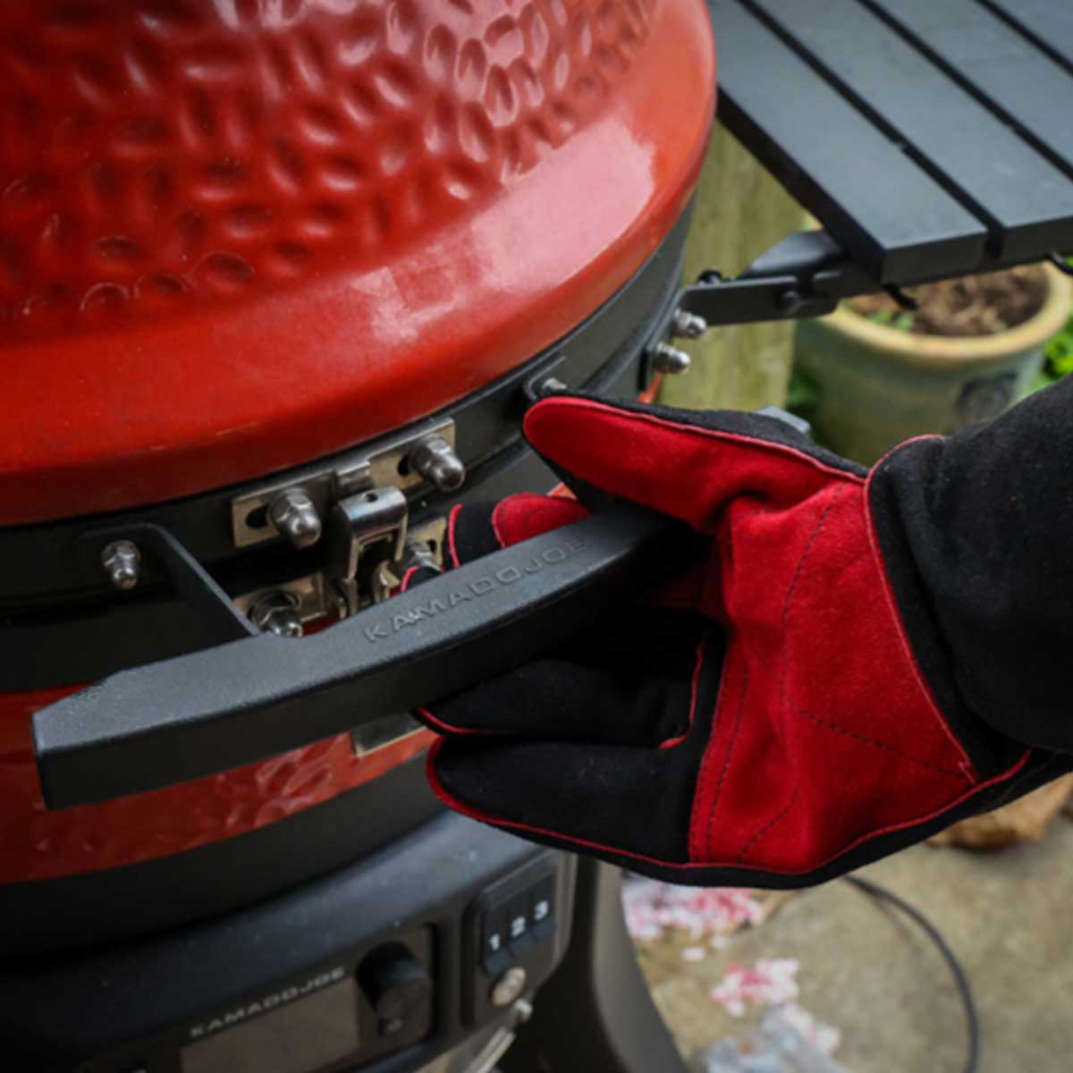 Kamado Joe Leather Gloves - Sfeerbeeld, Kamado Joe, BBQkopen