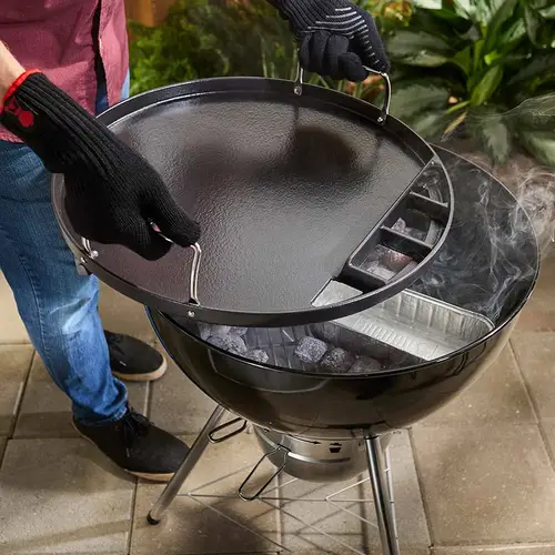 Weber Full-Size Griddle voor Charcoal 57 cm Kettles - Sfeerbeeld, Weber, BBQkopen