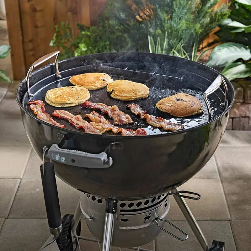 Weber Full-Size Griddle voor Charcoal 57 cm Kettles - Sfeerbeeld, Weber, BBQkopen